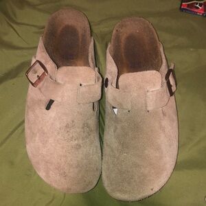 Camel colored Birkenstock slides